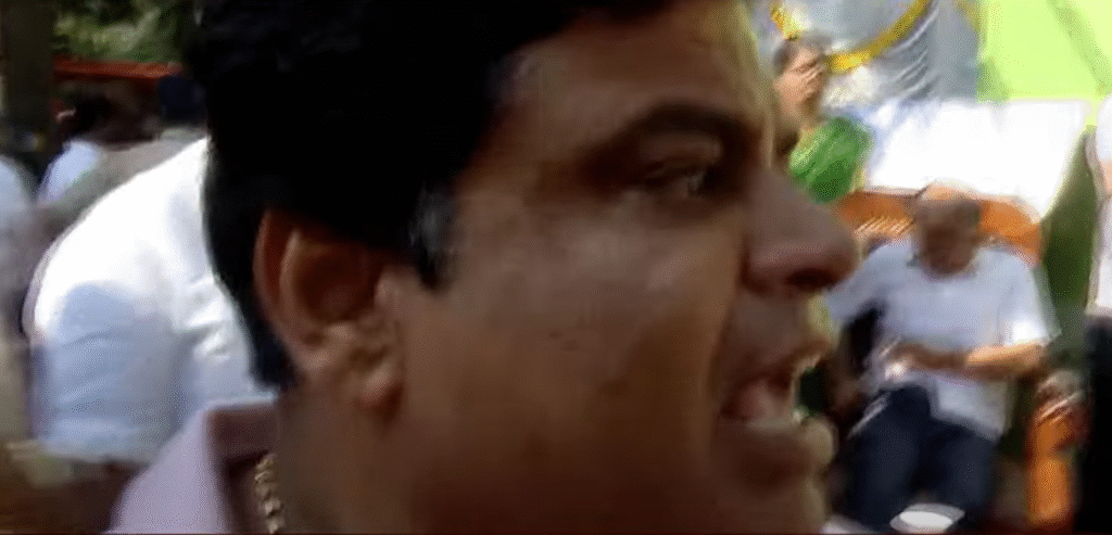 DCM DK Shivakumar and MLA Munirathna face off at J.P. Park: ‘ಕರಿ ಟೋಪಿ ಕದನ’: ಜೆ.ಪಿ. ಪಾರ್ಕ್ನಲ್ಲಿ ಡಿಸಿಎಂ ಡಿ.ಕೆ. ಶಿವಕುಮಾರ್ ಹಾಗೂ ಶಾಸಕ ಮುನಿರತ್ನ ಮುಖಾಮುಖಿ — ‘ಬೆಂಗಳೂರು ನಡಿಗೆ’ ಕಾರ್ಯಕ್ರಮ ಗದ್ದಲದ ಅಖಾಡವಾಯಿತು 2 Kari Topi Battle’: DCM DK Shivakumar and MLA Munirathna face off at J.P. Park — ‘Bengaluru Nadige’ event becomes a scene of chaos