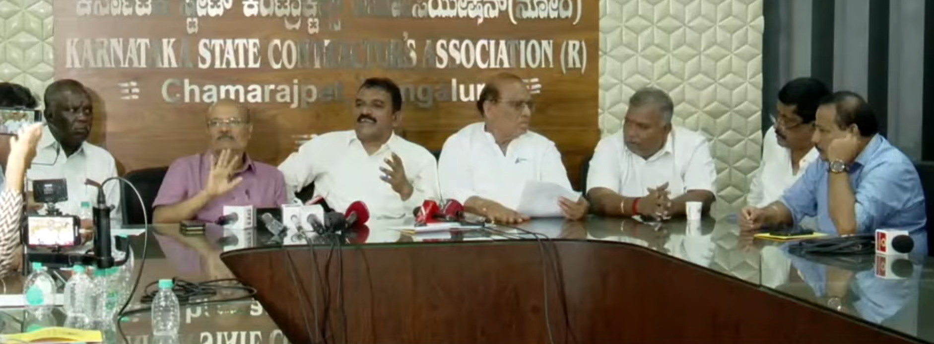 DCM DK Shivakumar mediates in ₹33,000 crore contractors' dues: ₹33,000 ಕೋಟಿ ಬಾಕಿ ಪಾವತಿಯಲ್ಲಿ ಡಿಸಿಎಂ ಡಿ.ಕೆ. ಶಿವಕುಮಾರ್ ಮಧ್ಯಸ್ಥಿಕೆ: ಗುತ್ತಿಗೆದಾರರ ಸಂಘದೊಂದಿಗೆ ನಾಳೆ ನಿರ್ಣಾಯಕ ಮಾತುಕತೆ 1 DCM DK Shivakumar mediates in ₹33,000 crore dues: Crucial talks with contractors' association tomorrow