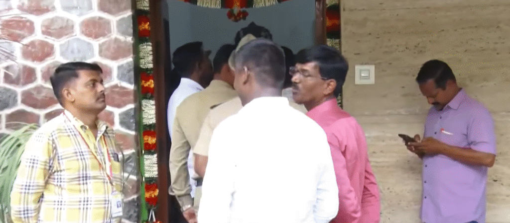 SIT raids former BJP MLA Subhash Guttedar's house:ಬಿಜೆಪಿ ಮಾಜಿ ಶಾಸಕ ಸುಭಾಷ್ ಗುತ್ತೆದಾರ್ ಮನೆ ಮೇಲೆ ಎಸ್ಐಟಿ ದಾಳಿ; ಬಡಾವಣೆಯಲ್ಲಿ ದಾಖಲೆಗಳಿಗೆ ಬೆಂಕಿ — ಸಾಕ್ಷ್ಯ ನಾಶದ ಶಂಕೆ 2 SIT raids former BJP MLA Subhash Guttedar's house; documents set on fire in the settlement — suspicion of destruction of evidence