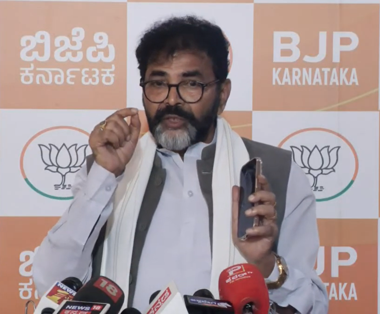 Security personnel: ರಕ್ಷಣಾ ಸಿಬ್ಬಂದಿ ವಾಪಸ್ — ನನಗೇನಾದರೂ ಆದರೆ ಸರ್ಕಾರ, ಖರ್ಗೆ ಕುಟುಂಬವೇ ಹೊಣೆ: ಛಲವಾದಿ ನಾರಾಯಣಸ್ವಾಮಿ ಆರೋಪ 1 Security personnel return — I don't care, but the government and Kharge family are responsible: Alleged Chalavadi Narayanaswamy