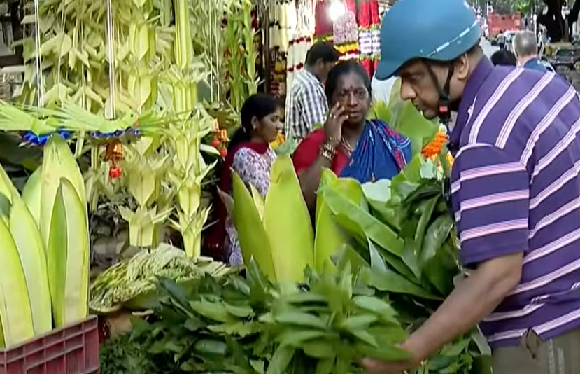 Diwali celebrations in full swing in Bengaluru: ಬೆಂಗಳೂರಿನಲ್ಲಿ ದೀಪಾವಳಿ ಸಂಭ್ರಮ ಚುರುಕುಗೊಂಡಿದೆ — ಹೂವು, ಅಲಂಕಾರ, ಪಟಾಕಿ ಖರೀದಿಯಲ್ಲಿ ಜನರ ಒತ್ತಡ; ನಗರದಾದ್ಯಂತ ವ್ಯಾಪಾರಿಗಳಿಗೆ ಧಮಾಕಾ ಸೀಸನ್ 2 Diwali celebrations in full swing in Bengaluru — people rush to buy flowers, decorations, and crackers; booming season for traders across the city