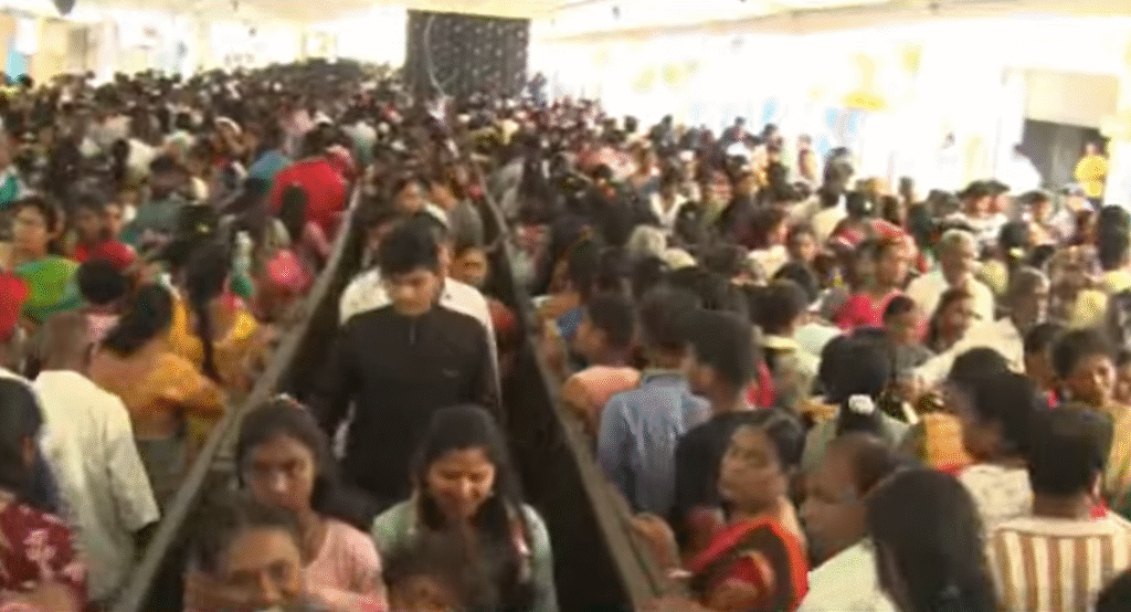 Devotees throng Hasanamba temple: ಹಾಸನಾಂಬೆ ದೇವಾಲಯಕ್ಕೆ ಭಕ್ತರ ದಂಡೆ — ಜನಸಾಗರದ ನಡುವೆ ಕಾಲ್ತುಳಿತ ಎಚ್ಚರಿಕೆ, ಜೆಡಿಎಸ್ ಕುಮಾರಸ್ವಾಮಿಗೆ ಅವಮಾನ ಆರೋಪ 2 Devotees throng Hasanamba temple — stampede warning, JDS accuses Kumaraswamy insulted