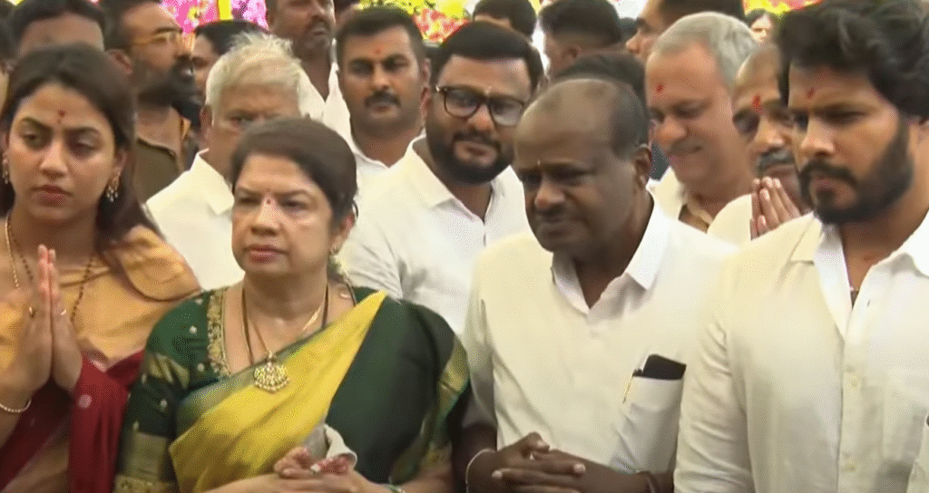 Devotees throng Hasanamba temple: ಹಾಸನಾಂಬೆ ದೇವಾಲಯಕ್ಕೆ ಭಕ್ತರ ದಂಡೆ — ಜನಸಾಗರದ ನಡುವೆ ಕಾಲ್ತುಳಿತ ಎಚ್ಚರಿಕೆ, ಜೆಡಿಎಸ್ ಕುಮಾರಸ್ವಾಮಿಗೆ ಅವಮಾನ ಆರೋಪ 3 Devotees throng Hasanamba temple — stampede warning, JDS accuses Kumaraswamy insulted