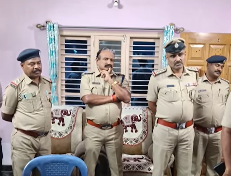 Couple break into house on pretext of giving invitation – tie woman's hands and feet and steal 200 grams of gold!