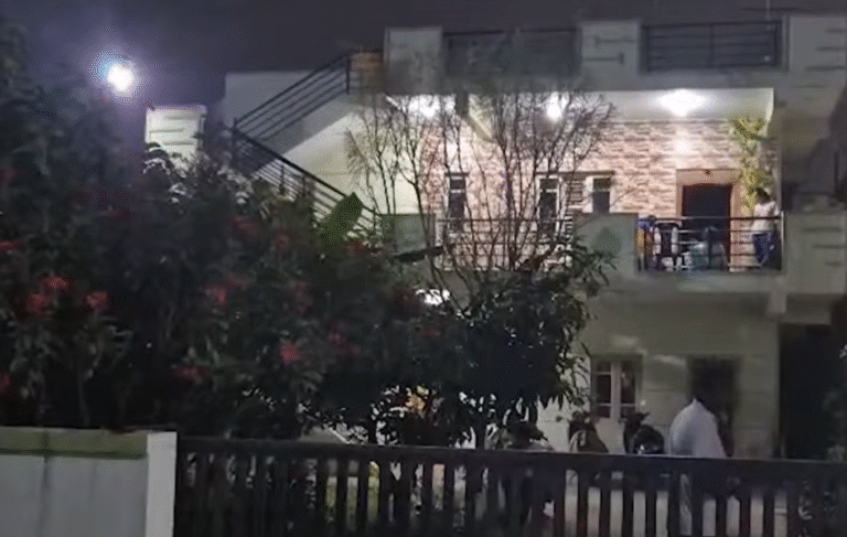 Couple break into house on pretext of giving invitation – tie woman's hands and feet and steal 200 grams of gold!