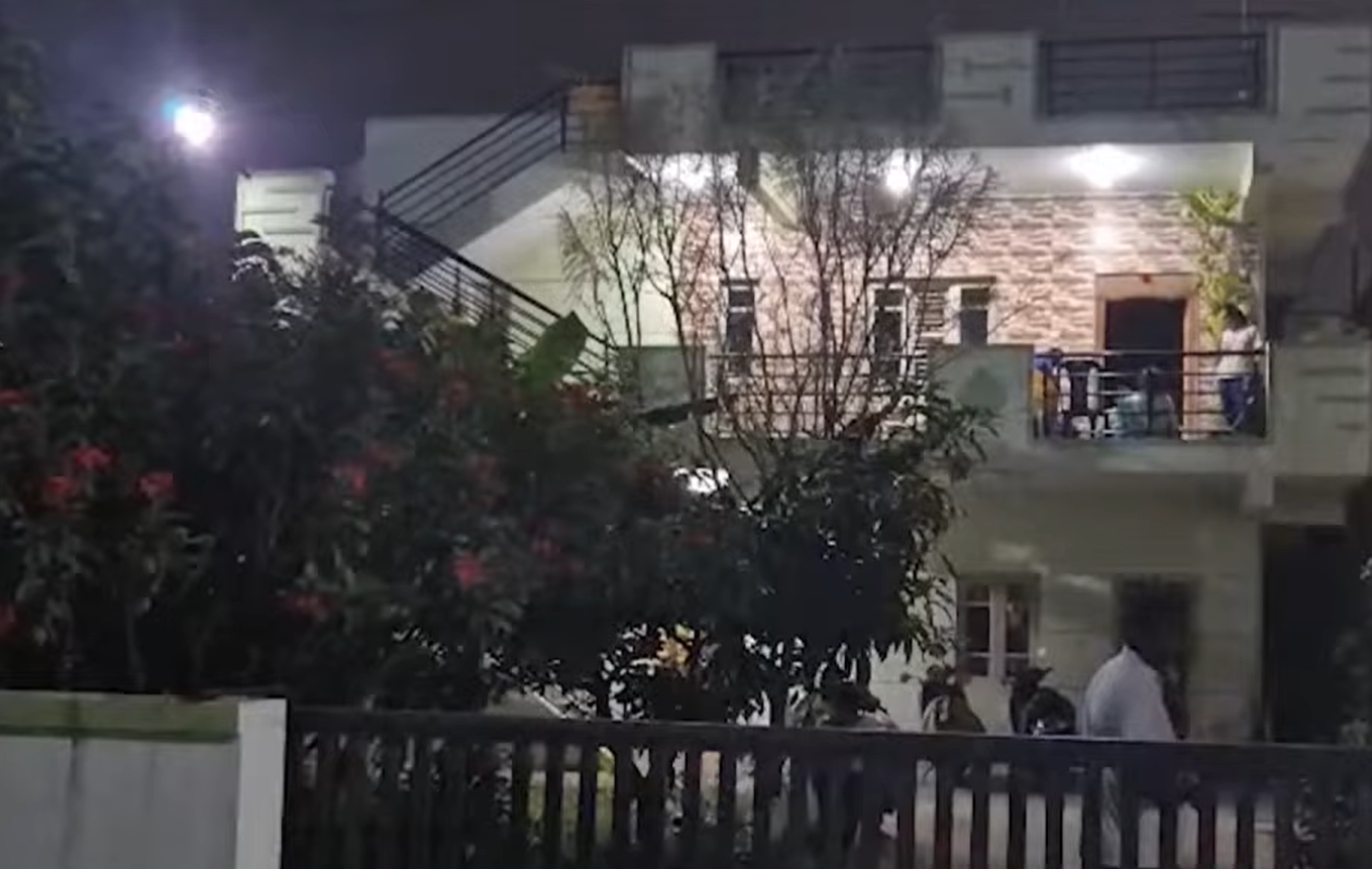 Couple break into house on pretext of giving invitation – tie woman's hands and feet and steal 200 grams of gold!