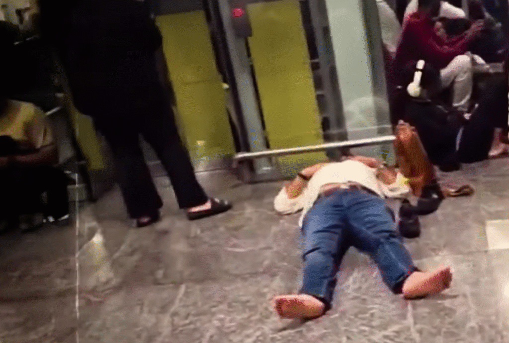 ಇಂಡಿಗೋ ವಿಮಾನ ರದ್ದು: ದೇಶವ್ಯಾಪಿ ಗೊಂದಲ, ಪ್ರಯಾಣಿಕರ ನರಕಯಾತನೆ – ಇಷ್ಟು ದೊಡ್ಡ ಕ್ರೈಸಿಸ್ ಭಾರತೀಯ ವಿಮಾನಯಾನ ಇತಿಹಾಸದಲ್ಲೇ ಮೊದಲ ಬಾರಿ 3 Screenshot 2025 12 05 222202