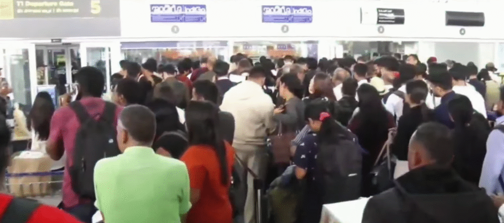 ಇಂಡಿಗೋ ವಿಮಾನ ರದ್ದು: ದೇಶವ್ಯಾಪಿ ಗೊಂದಲ, ಪ್ರಯಾಣಿಕರ ನರಕಯಾತನೆ – ಇಷ್ಟು ದೊಡ್ಡ ಕ್ರೈಸಿಸ್ ಭಾರತೀಯ ವಿಮಾನಯಾನ ಇತಿಹಾಸದಲ್ಲೇ ಮೊದಲ ಬಾರಿ 2 Crowded airport terminal with passengers