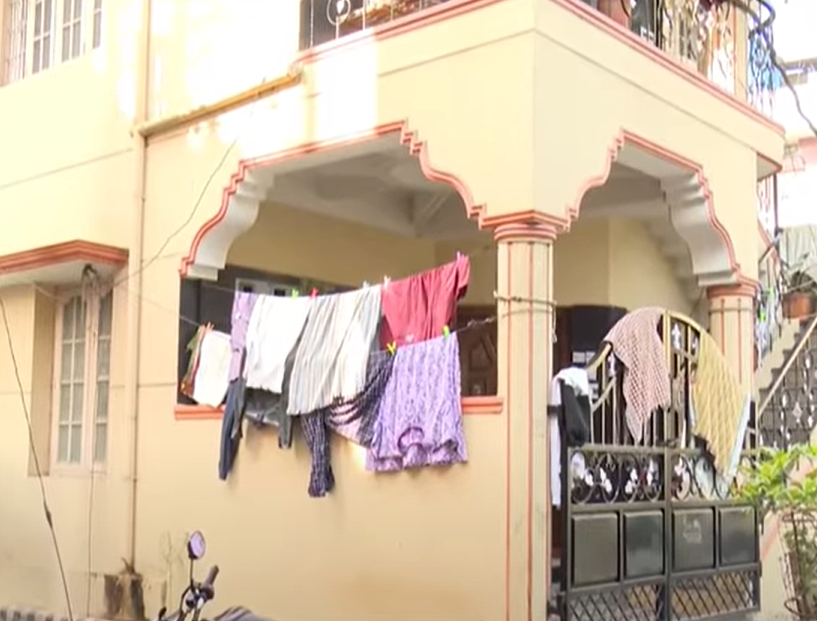 ಮಗಳನ್ನು ಮದುವೆ ಮಾಡಲು ನಿರಾಕರಣೆ: ತಾಯಿಯ ಮೇಲೆ ಪೆಟ್ರೋಲ್ ಸುರಿದು ಬೆಂಕಿ ಹಚ್ಚಿದ ಯುವಕ 2 Refusal to marry off daughter: Young man pours petrol on mother and sets her on fire