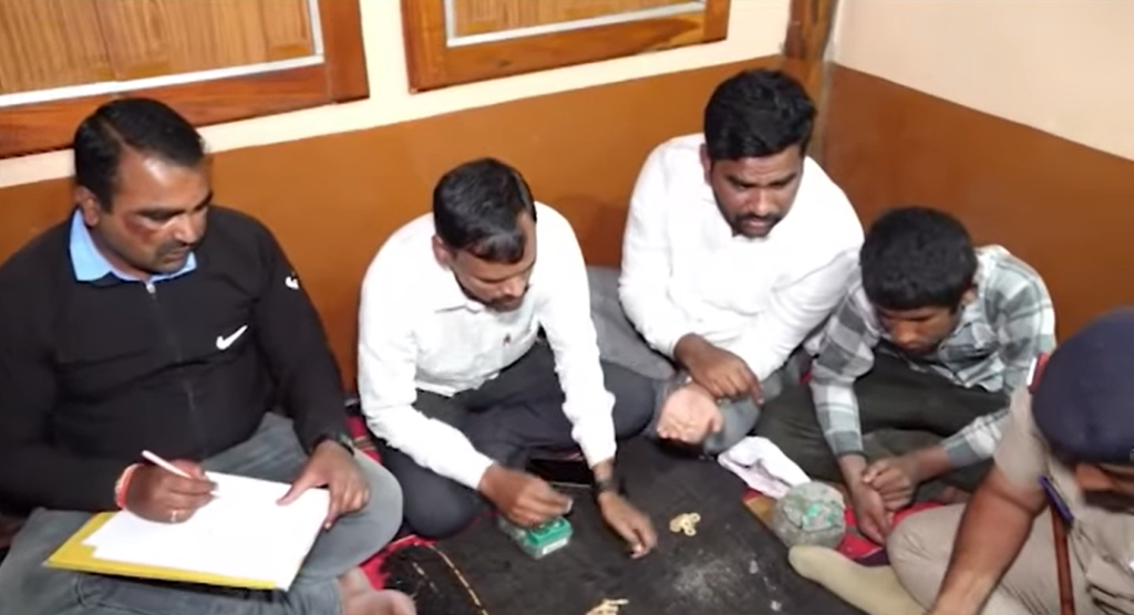 ಹೊಸ ಮನೆ ಅಡಿಪಾಯ ತೋಡಿದಾಗ ಬಂಗಾರದ ಖಜಾನೆ ಪತ್ತೆ: ಲಕ್ಕುಂಡಿಯಲ್ಲಿ ನಿಬ್ಬೆರಗಾಗಿಸಿದ ಘಟನೆ 8 Gold treasure discovered while digging foundation for new house: Shocking incident in Lakkundi