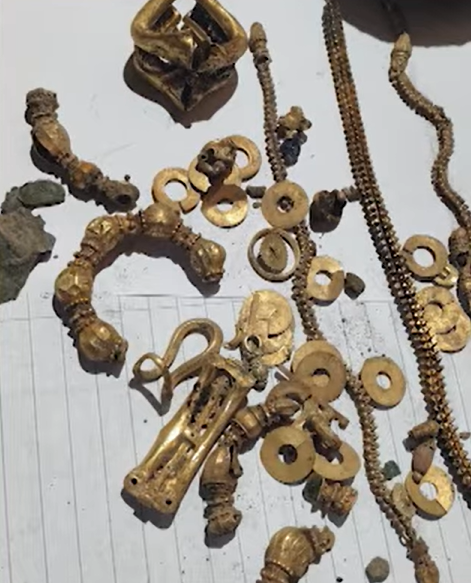 ಹೊಸ ಮನೆ ಅಡಿಪಾಯ ತೋಡಿದಾಗ ಬಂಗಾರದ ಖಜಾನೆ ಪತ್ತೆ: ಲಕ್ಕುಂಡಿಯಲ್ಲಿ ನಿಬ್ಬೆರಗಾಗಿಸಿದ ಘಟನೆ 6 Gold treasure discovered while digging foundation for new house: Shocking incident in Lakkundi