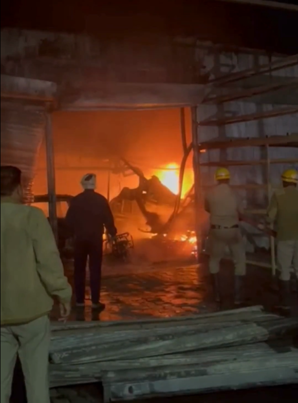 Fire at car service center in Vijayapura, more than 20 vehicles gutted