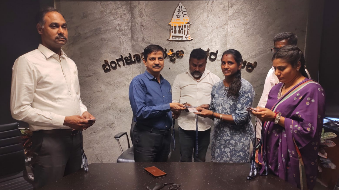 Good news for street vendors: Distribution of identity cards to 3,802 people begins in Bengaluru South