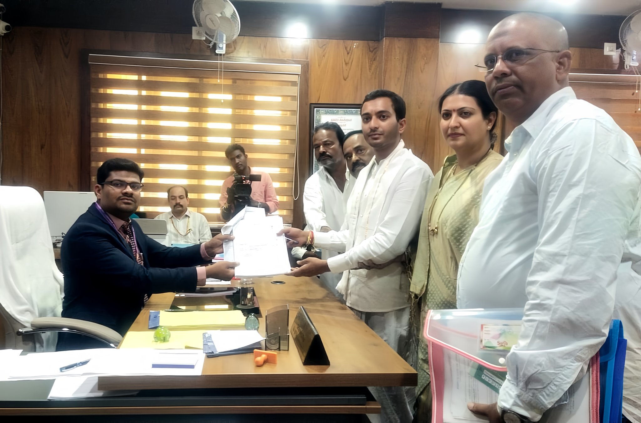 Samarth Shamanur, the grandson of senior Congress leader Shamanur Shivashankarappa, submitted his nomination prior to the party's official announcement of its candidate.