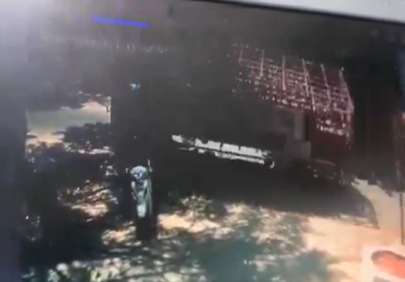 domestic gas cylinder lorry overturned in Nandini Layout, two bikers narrowly escaped