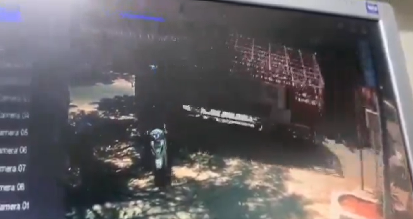 domestic gas cylinder lorry overturned in Nandini Layout, two bikers narrowly escaped