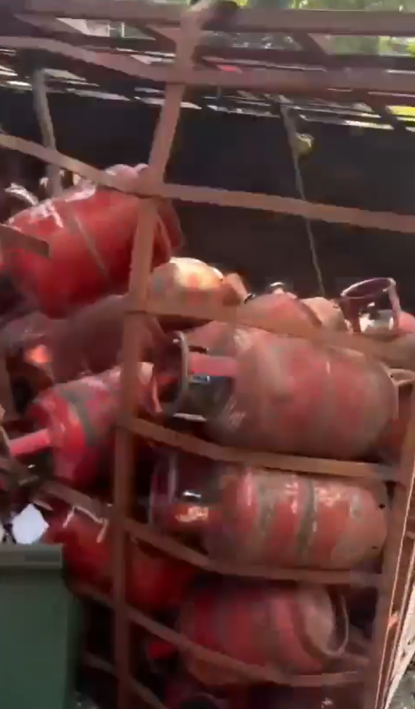 domestic gas cylinder lorry overturned in Nandini Layout, two bikers narrowly escaped