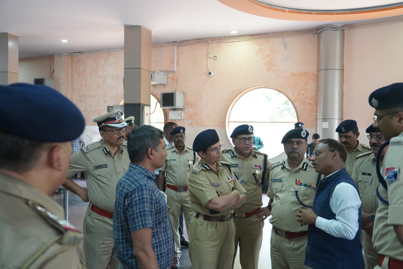 ಬೆಂಗಳೂರು ರೈಲು ನಿಲ್ದಾಣಗಳಲ್ಲಿ ಭದ್ರತಾ ಪರಿಶೀಲನೆ: ಆರ್‌ಪಿಎಫ್ ಡಿಜಿ ಸೋನಾಲಿ ಮಿಶ್ರಾ ವಿಮರ್ಶೆ