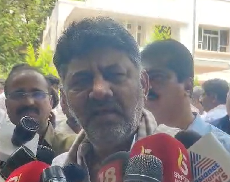 “ನನ್ನ ಮತ್ತು ಸಿದ್ದರಾಮಯ್ಯ ನಡುವೆ ಗುಂಪು ಎಲ್ಲಿದೆ?”: ಮಾಧ್ಯಮ ವರದಿಗಳ ವಿರುದ್ಧ ಡಿಕೆ ಶಿವಕುಮಾರ್ ತಿರುಗೇಟು