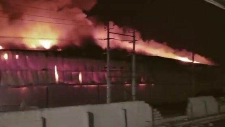 ನೆಲಮಂಗಲದಲ್ಲಿ ಭಾರೀ ಅಗ್ನಿ ಅವಘಡ: ಆಹಾರ ಗೋದಾಮು ಬೆಂಕಿಗೆ ಆಹುತಿಯಾಗಿ ಕೋಟ್ಯಾಂತರ ನಷ್ಟ