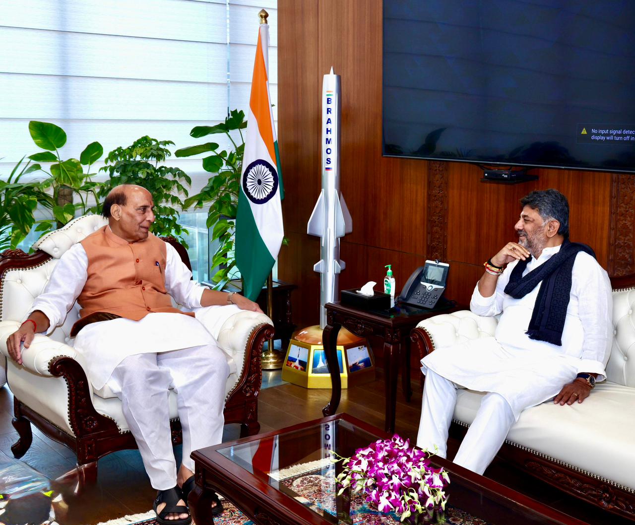 ಬೆಂಗಳೂರಿನ ವಿಮಾನ ನಿಲ್ದಾಣಗಳ ಎತ್ತರ ನಿರ್ಬಂಧ ಪ್ರಶ್ನೆ: ರಾಜನಾಥ್ ಸಿಂಗ್ ಭೇಟಿ ಮಾಡಿದ ಡಿ.ಕೆ. ಶಿವಕುಮಾರ್, ನಗರ ಅಭಿವೃದ್ಧಿಗೆ ತಡೆ ಎಂದ ಕರ್ನಾಟಕ