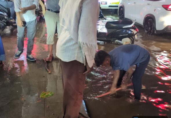 ಬೆಂಗಳೂರು ಮಳೆ ತೀವ್ರತೆ: 3 ಗಂಟೆಯೊಳಗೆ ಸಮಸ್ಯೆ ಪರಿಹಾರ ಭರವಸೆ; 77 ಮಿ.ಮೀ ಮಳೆಯಿಂದ ಜಲಾವೃತ, ಮರಗಳು ಧರೆಗುರುಳಿದವು