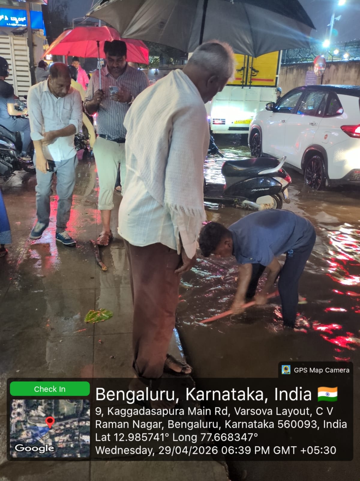 ಬೆಂಗಳೂರು ಮಳೆ ತೀವ್ರತೆ: 3 ಗಂಟೆಯೊಳಗೆ ಸಮಸ್ಯೆ ಪರಿಹಾರ ಭರವಸೆ; 77 ಮಿ.ಮೀ ಮಳೆಯಿಂದ ಜಲಾವೃತ, ಮರಗಳು ಧರೆಗುರುಳಿದವು