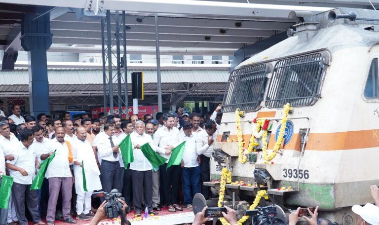 ರಾಮನಗರಕ್ಕೆ ಒಡೆಯರ್ ಎಕ್ಸ್‌ಪ್ರೆಸ್ ನಿಲುಗಡೆ: ಕೇಂದ್ರ ಸಚಿವ ವಿ. ಸೋಮಣ್ಣ ಧ್ವಜಾರೋಹಣ, ಸಂಪರ್ಕಕ್ಕೆ ಉತ್ತೇಜನ