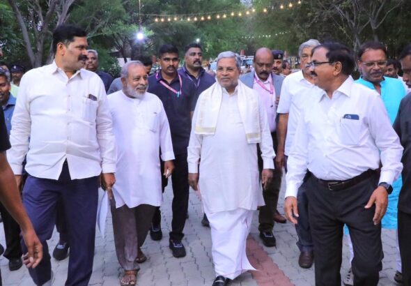 ಪೆಟ್ರೋಲ್-ಡೀಸೆಲ್ ದರ ಏರಿಕೆ ವಿಚಾರದಲ್ಲಿ ಕರ್ನಾಟಕದಲ್ಲಿ ರಾಜಕೀಯ ಸಮರ; ಮೋದಿ ರಾಜೀನಾಮೆಗೆ ಸಿದ್ದರಾಮಯ್ಯ ಆಗ್ರಹ