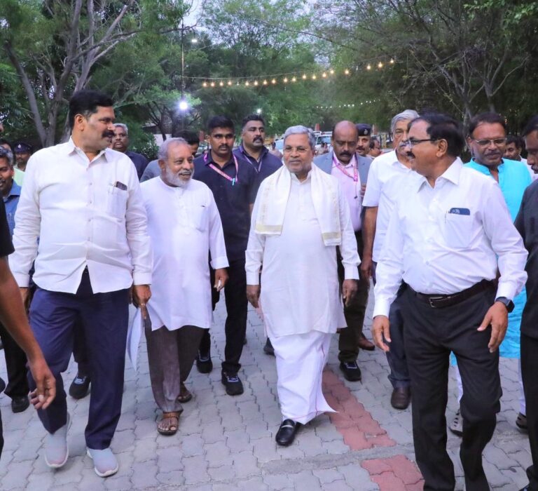 ಪೆಟ್ರೋಲ್-ಡೀಸೆಲ್ ದರ ಏರಿಕೆ ವಿಚಾರದಲ್ಲಿ ಕರ್ನಾಟಕದಲ್ಲಿ ರಾಜಕೀಯ ಸಮರ; ಮೋದಿ ರಾಜೀನಾಮೆಗೆ ಸಿದ್ದರಾಮಯ್ಯ ಆಗ್ರಹ