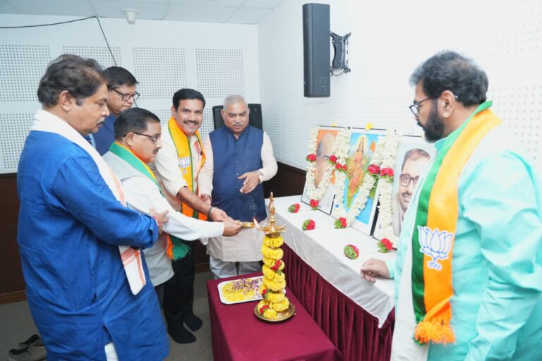 ಸಿದ್ದರಾಮಯ್ಯ-ಶಿವಕುಮಾರ್ ನಡುವೆ ಜಗಳ ಮಾಡಿಸುತ್ತಿರುವ ಖರ್ಗೆ: ಬಿಜೆಪಿ ರಾಜ್ಯಾಧ್ಯಕ್ಷ ವಿಜಯೇಂದ್ರ ಬೆಂಬಲಕ್ಕೆ ನಿಂತ ರಾಧಾಮೋಹನ್ ದಾಸ್ ಅಗ್ರವಾಲ್