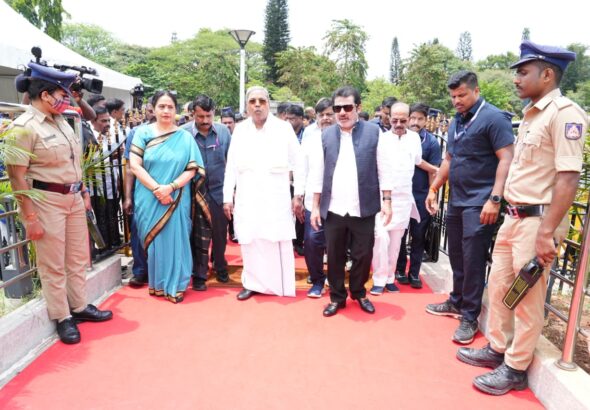 ಸಿದ್ದರಾಮಯ್ಯ ರಾಜೀನಾಮೆ ಕೊಡ್ತಾರಾ, ರಾಜ್ಯಸಭೆಗೆ ಹೋಗ್ತಾರಾ ಅಥವಾ ರಾಜ್ಯ ರಾಜಕಾರಣದಲ್ಲೇ ಮುಂದುವರೆಯ್ತಾರಾ? ಕಾಂಗ್ರೆಸ್ ಅಧಿಕಾರ ವರ್ಗಾವಣೆ ಚರ್ಚೆ ತೀವ್ರ