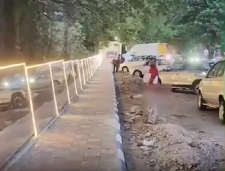 ಮೈಸೂರು ರಸ್ತೆಯಲ್ಲಿ ಸಾರ್ವಜನಿಕ ಮೂತ್ರವಿಸರ್ಜನೆ ತಡೆಯಲು ಅಳವಡಿಸಿದ ಕನ್ನಡಿಗಳು; ಆದರೂ ಬದಲಾಗದ ನಾಗರಿಕ ಸಂಸ್ಕೃತಿ