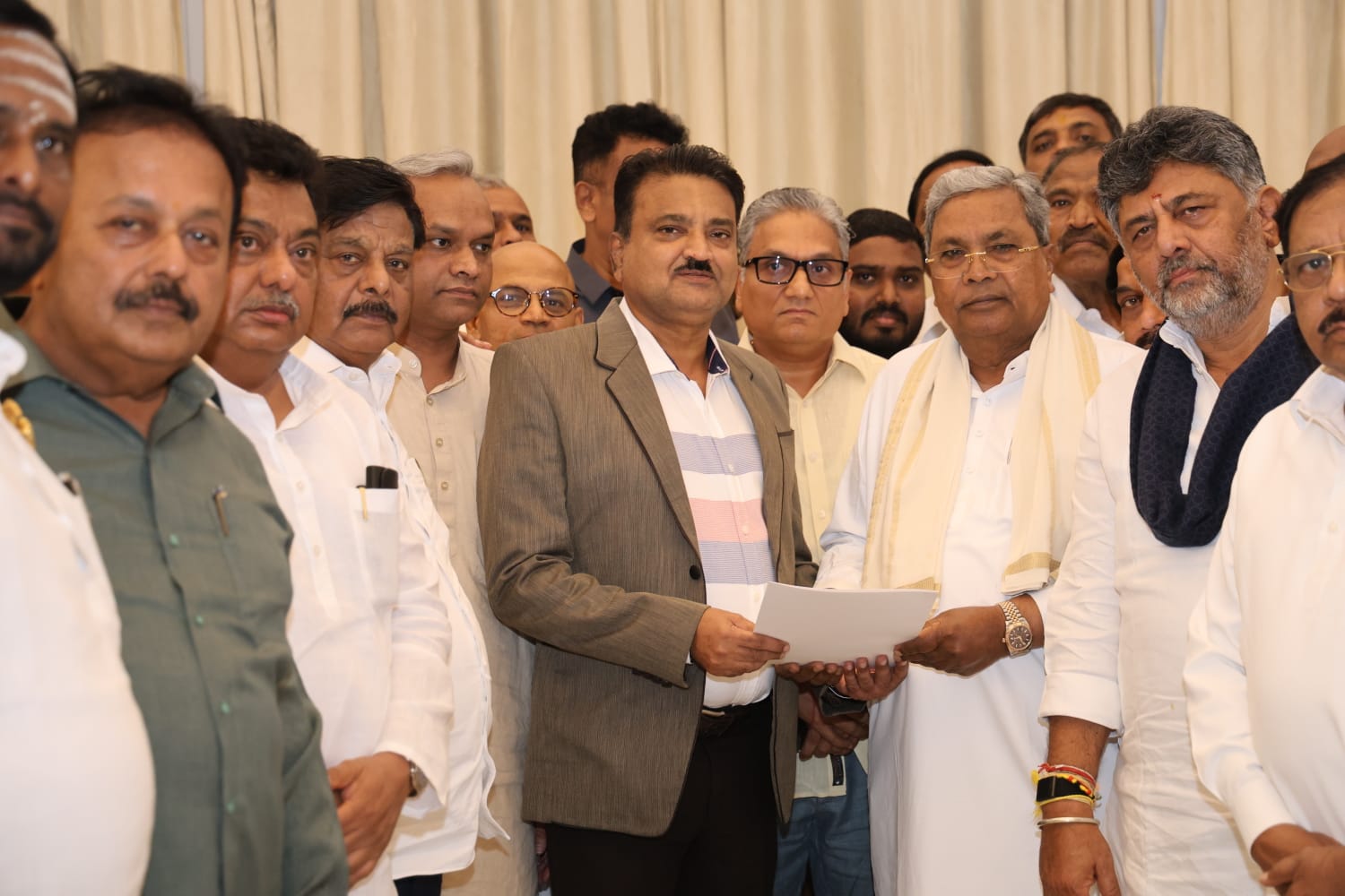 ಹೈಕಮಾಂಡ್ ಸೂಚನೆ ಬಳಿಕ ಸಿಎಂ ಸ್ಥಾನಕ್ಕೆ ಸಿದ್ದರಾಮಯ್ಯ ರಾಜೀನಾಮೆ; ರಾಜ್ಯಪಾಲರ ಕಾರ್ಯದರ್ಶಿಗೆ ಪತ್ರ ಸಲ್ಲಿಕೆ