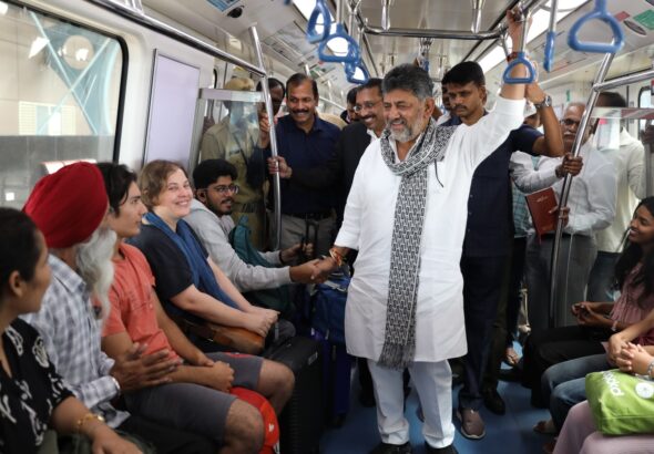 ಮೆಟ್ರೋದಲ್ಲಿ ಸಾಮಾನ್ಯ ಪ್ರಯಾಣಿಕರಂತೆ ಸಂಚರಿಸಿದ ಸಿಎಂ ಡಿಕೆ ಶಿವಕುಮಾರ್; ಪ್ರಯಾಣಿಕರೊಂದಿಗೆ ಸೆಲ್ಫಿ, ಮಕ್ಕಳಿಗೆ ಚಾಕೊಲೇಟ್