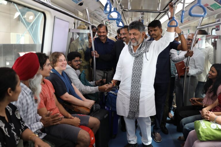 ಮೆಟ್ರೋದಲ್ಲಿ ಸಾಮಾನ್ಯ ಪ್ರಯಾಣಿಕರಂತೆ ಸಂಚರಿಸಿದ ಸಿಎಂ ಡಿಕೆ ಶಿವಕುಮಾರ್; ಪ್ರಯಾಣಿಕರೊಂದಿಗೆ ಸೆಲ್ಫಿ, ಮಕ್ಕಳಿಗೆ ಚಾಕೊಲೇಟ್