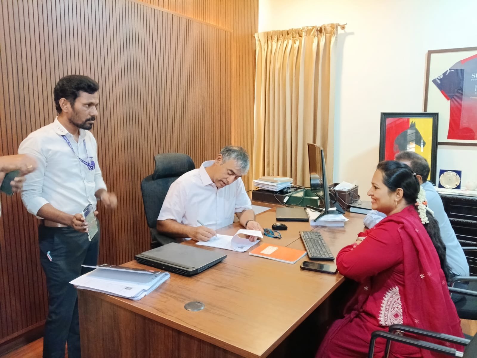 ಎಸ್‌ಐಆರ್ 2026 ಆರಂಭ: ಮನೆ-ಮನೆಗೆ ಭೇಟಿ ನೀಡಿ ಮತದಾರರ ಗಣತಿ ನಮೂನೆ ವಿತರಿಸಿದ ಬಿಎಲ್‌ಒಗಳು; ಪ್ರಕ್ರಿಯೆಯಲ್ಲಿ ಭಾಗಿಯಾದ ಮಹೇಶ್ವರ್ ರಾವ್ ಮತ್ತು ಪೊಮ್ಮಲ ಸುನೀಲ್ ಕುಮಾರ್