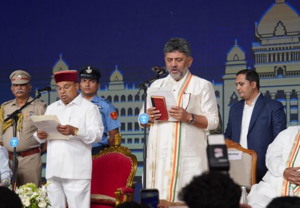 ಡಿ.ಕೆ. ಶಿವಕುಮಾರ್ ಕರ್ನಾಟಕ ಮುಖ್ಯಮಂತ್ರಿಯಾಗಿ ಪ್ರಮಾಣ ವಚನ ಸ್ವೀಕಾರ, 13 ಸಚಿವರೊಂದಿಗೆ ಹೊಸ ಸಚಿವ ಸಂಪುಟ ಅಸ್ತಿತ್ವಕ್ಕೆ