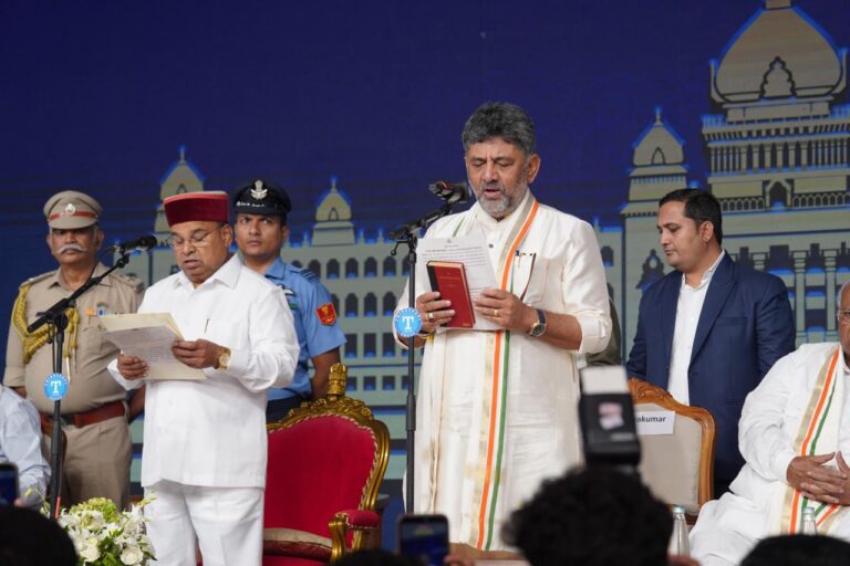 ಡಿ.ಕೆ. ಶಿವಕುಮಾರ್ ಕರ್ನಾಟಕ ಮುಖ್ಯಮಂತ್ರಿಯಾಗಿ ಪ್ರಮಾಣ ವಚನ ಸ್ವೀಕಾರ, 13 ಸಚಿವರೊಂದಿಗೆ ಹೊಸ ಸಚಿವ ಸಂಪುಟ ಅಸ್ತಿತ್ವಕ್ಕೆ