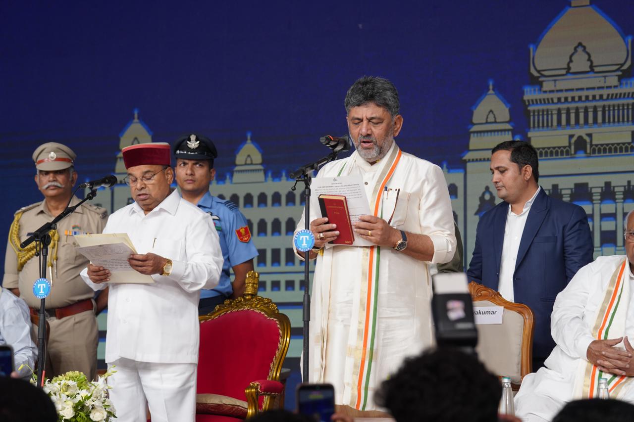 ಡಿ.ಕೆ. ಶಿವಕುಮಾರ್ ಕರ್ನಾಟಕ ಮುಖ್ಯಮಂತ್ರಿಯಾಗಿ ಪ್ರಮಾಣ ವಚನ ಸ್ವೀಕಾರ, 13 ಸಚಿವರೊಂದಿಗೆ ಹೊಸ ಸಚಿವ ಸಂಪುಟ ಅಸ್ತಿತ್ವಕ್ಕೆ