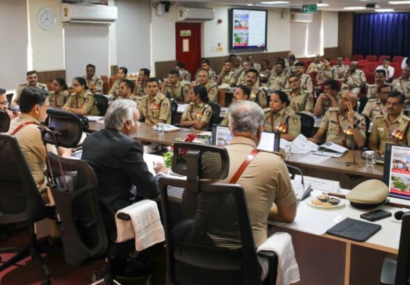 ಬೆಂಗಳೂರು ಪೊಲೀಸ್ ಆಯುಕ್ತರೊಂದಿಗೆ ಗೃಹ ಸಚಿವ ಪ್ರಿಯಾಂಕ್ ಖರ್ಗೆ ಸಭೆ; ಸಂಚಾರ ದಟ್ಟಣೆ ನಿಯಂತ್ರಣ, ಸೈಬರ್ ಅಪರಾಧ ತಡೆ ಹಾಗೂ ಡ್ರಗ್ಸ್ ಮುಕ್ತ ನಗರಕ್ಕೆ ಒತ್ತು