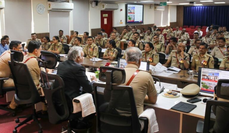 ಬೆಂಗಳೂರು ಪೊಲೀಸ್ ಆಯುಕ್ತರೊಂದಿಗೆ ಗೃಹ ಸಚಿವ ಪ್ರಿಯಾಂಕ್ ಖರ್ಗೆ ಸಭೆ; ಸಂಚಾರ ದಟ್ಟಣೆ ನಿಯಂತ್ರಣ, ಸೈಬರ್ ಅಪರಾಧ ತಡೆ ಹಾಗೂ ಡ್ರಗ್ಸ್ ಮುಕ್ತ ನಗರಕ್ಕೆ ಒತ್ತು