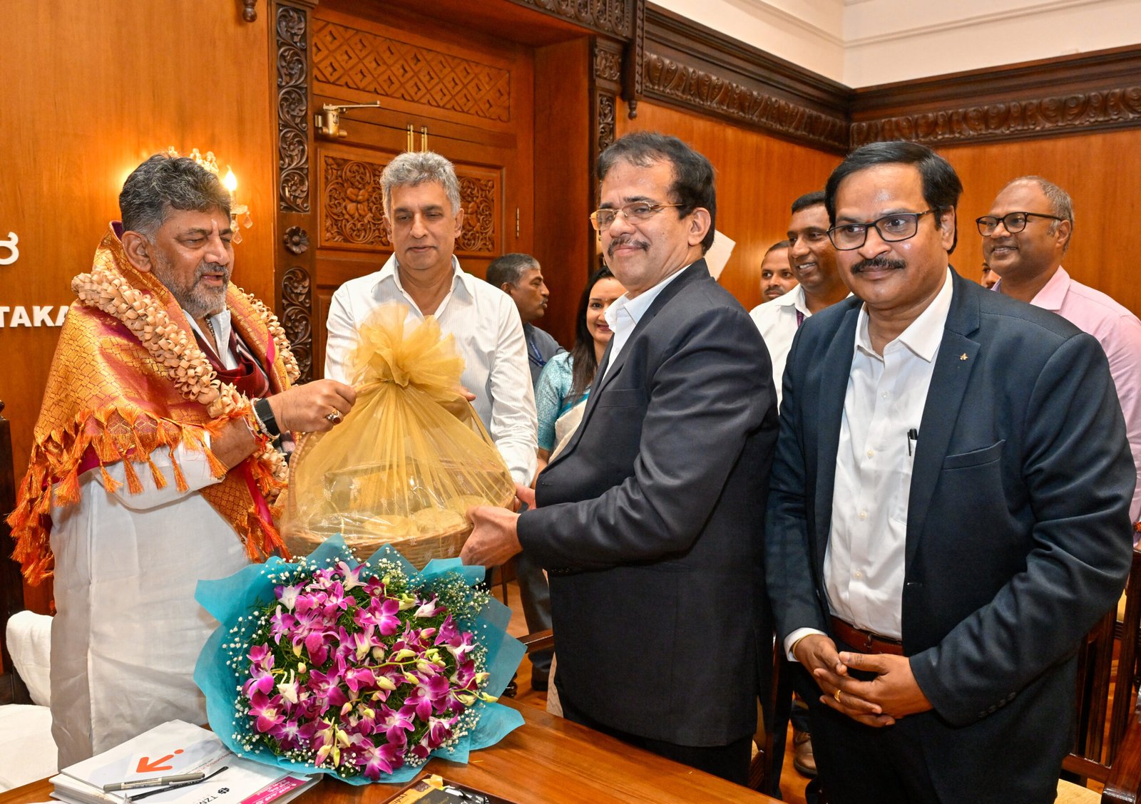 ಕರ್ನಾಟಕ ಬ್ಯಾಂಕ್ ಎಂಡಿ ಹಾಗೂ ಸಿಇಒ ರಾಘವೇಂದ್ರ ಶ್ರೀನಿವಾಸ್ ಭಟ್ ನೇತೃತ್ವದ ನಿಯೋಗ ಮುಖ್ಯಮಂತ್ರಿ ಡಿ.ಕೆ. ಶಿವಕುಮಾರ್ ಭೇಟಿ
