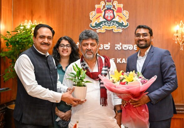 ಗೋದ್ರೇಜ್ ಇಂಡಸ್ಟ್ರೀಸ್ ಸಮೂಹ ಅಧ್ಯಕ್ಷ ರಾಕೇಶ್ ಸ್ವಾಮಿ, ಗೋದ್ರೇಜ್ ಪ್ರಾಪರ್ಟೀಸ್ ಸಿಇಒ ಅಶ್ವಿನಿ ಪ್ರಸಾದ್ ಕಲಪಲ ಮುಖ್ಯಮಂತ್ರಿ ಡಿ.ಕೆ. ಶಿವಕುಮಾರ್ ಭೇಟಿ