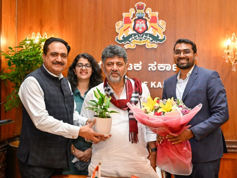 ಗೋದ್ರೇಜ್ ಇಂಡಸ್ಟ್ರೀಸ್ ಸಮೂಹ ಅಧ್ಯಕ್ಷ ರಾಕೇಶ್ ಸ್ವಾಮಿ, ಗೋದ್ರೇಜ್ ಪ್ರಾಪರ್ಟೀಸ್ ಸಿಇಒ ಅಶ್ವಿನಿ ಪ್ರಸಾದ್ ಕಲಪಲ ಮುಖ್ಯಮಂತ್ರಿ ಡಿ.ಕೆ. ಶಿವಕುಮಾರ್ ಭೇಟಿ