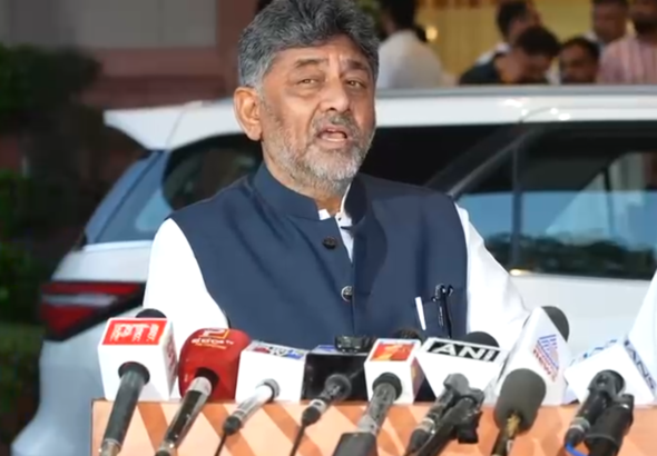 “ಅಶೋಕ್ ಕಸ ಮಾಫಿಯಾದ ಏಜೆಂಟ್ ರೀತಿ ಮಾತನಾಡುತ್ತಿದ್ದಾರೆ”: ಆರ್. ಅಶೋಕ್ ವಿರುದ್ಧ ಡಿಕೆ ಶಿವಕುಮಾರ್ ವಾಗ್ದಾಳಿ