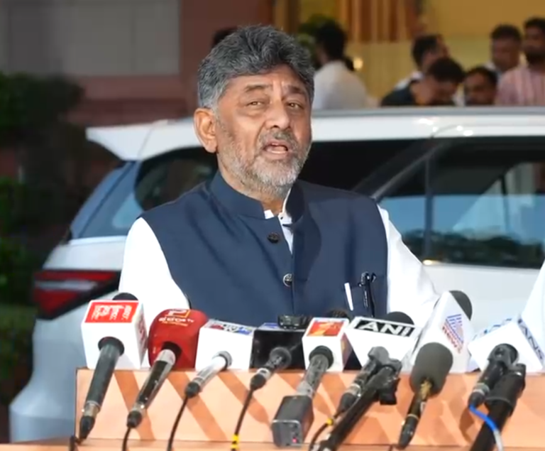 “ಅಶೋಕ್ ಕಸ ಮಾಫಿಯಾದ ಏಜೆಂಟ್ ರೀತಿ ಮಾತನಾಡುತ್ತಿದ್ದಾರೆ”: ಆರ್. ಅಶೋಕ್ ವಿರುದ್ಧ ಡಿಕೆ ಶಿವಕುಮಾರ್ ವಾಗ್ದಾಳಿ