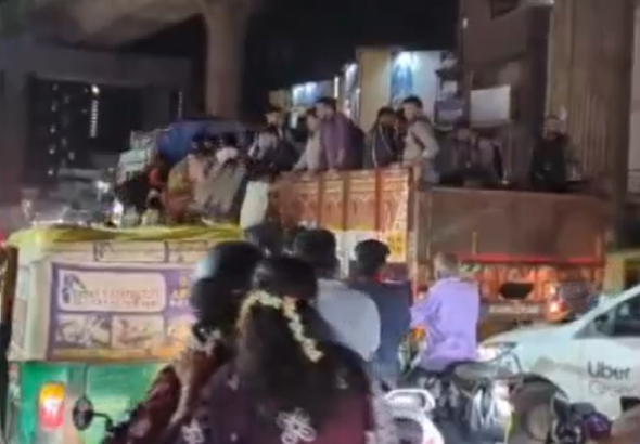 ನೇರಳೆ ಮಾರ್ಗದಲ್ಲಿ ಮೆಟ್ರೋ ಸೇವೆ ವ್ಯತ್ಯಯ; ಲಾರಿ, ಗೂಡ್ಸ್ ವಾಹನಗಳಲ್ಲಿ ಪ್ರಯಾಣಿಸಿದ ಸಾವಿರಾರು ಪ್ರಯಾಣಿಕರು