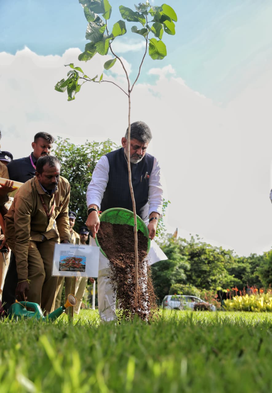 ವಿಶ್ವ ಪರಿಸರ ದಿನ: ಹಸಿರು ಕರ್ನಾಟಕಕ್ಕೆ ಕರೆ ನೀಡಿದ ಸಿಎಂ ಡಿ.ಕೆ. ಶಿವಕುಮಾರ್; ಕೆಂಪೇಗೌಡ ಜಯಂತಿಗೆ 15 ಲಕ್ಷ ಸಸಿ ನೆಡುವ ಘೋಷಣೆ