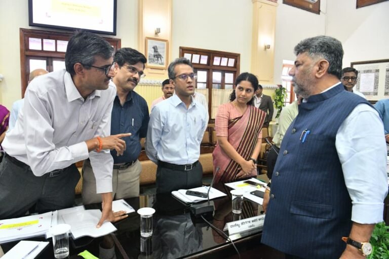 “ನಾನು ಎಲ್ಲವನ್ನೂ ಗಮನಿಸುತ್ತಿದ್ದೇನೆ”: ಚಿಕ್ಕಪೇಟೆಯಿಂದ ಗಾಂಧಿನಗರದವರೆಗೆ ನನ್ನದೇ ಸಂಪರ್ಕಗಳಿವೆ; ಅಧಿಕಾರಿಗಳಿಗೆ ಸಿಎಂ ಡಿ.ಕೆ. ಶಿವಕುಮಾರ್ ಖಡಕ್ ಎಚ್ಚರಿಕೆ